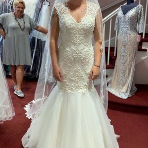 Mermaid/trumpet wedding dress, size 12.